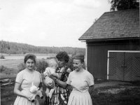 Imppilassa -62  Anteron serkut ja keskellä kaisa Järvenpää Matti sylissä.